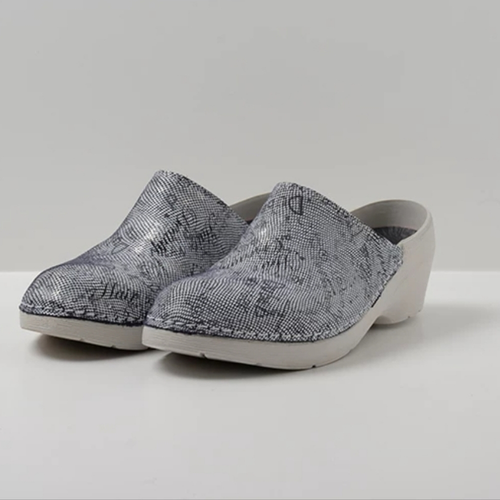Wolky Pro Clog Shoe Blue Suede Shoes Euro Size 38 ( US 7) NEW!